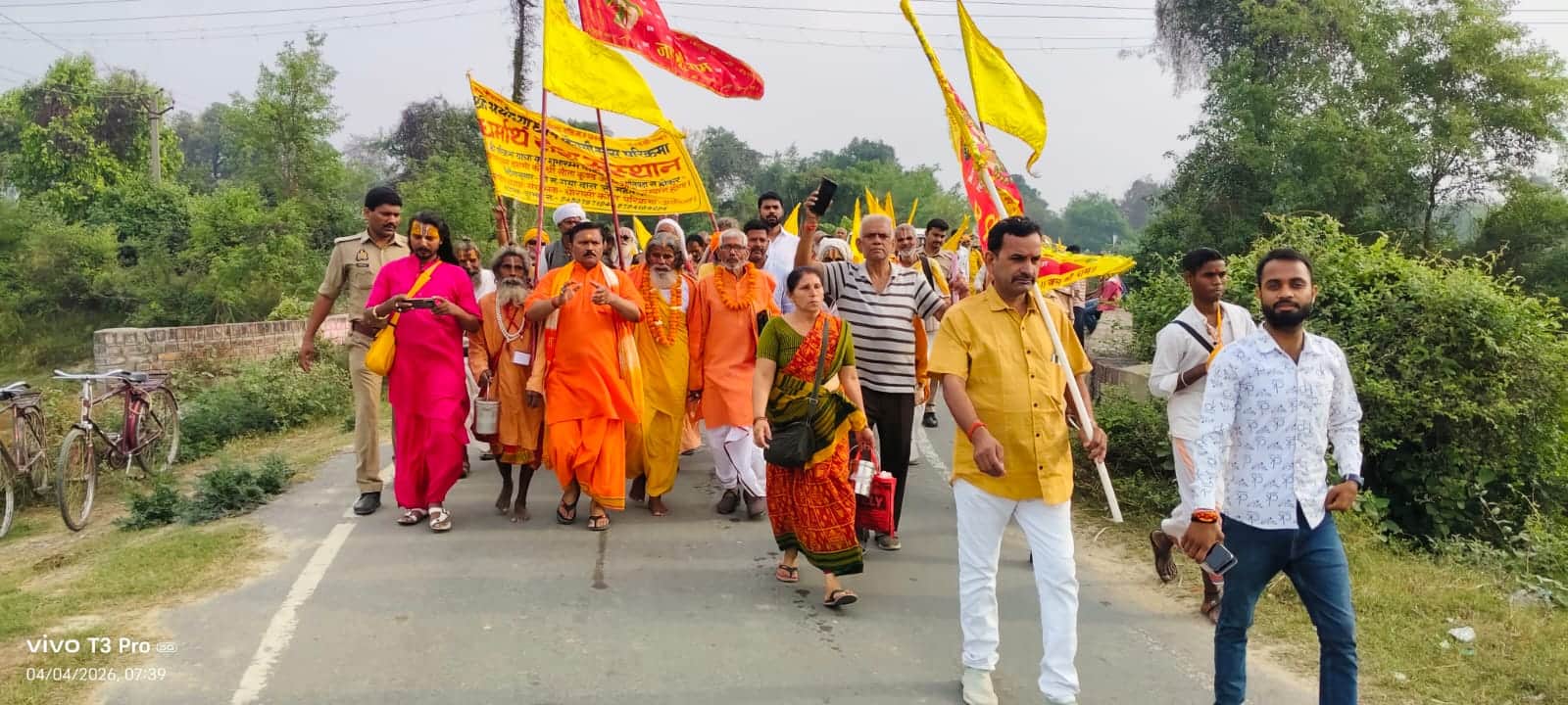 84 कोसी परिक्रमा के दौरान रामजानकी मार्ग पर पैदल चल रहे श्रद्धालु। संवाद