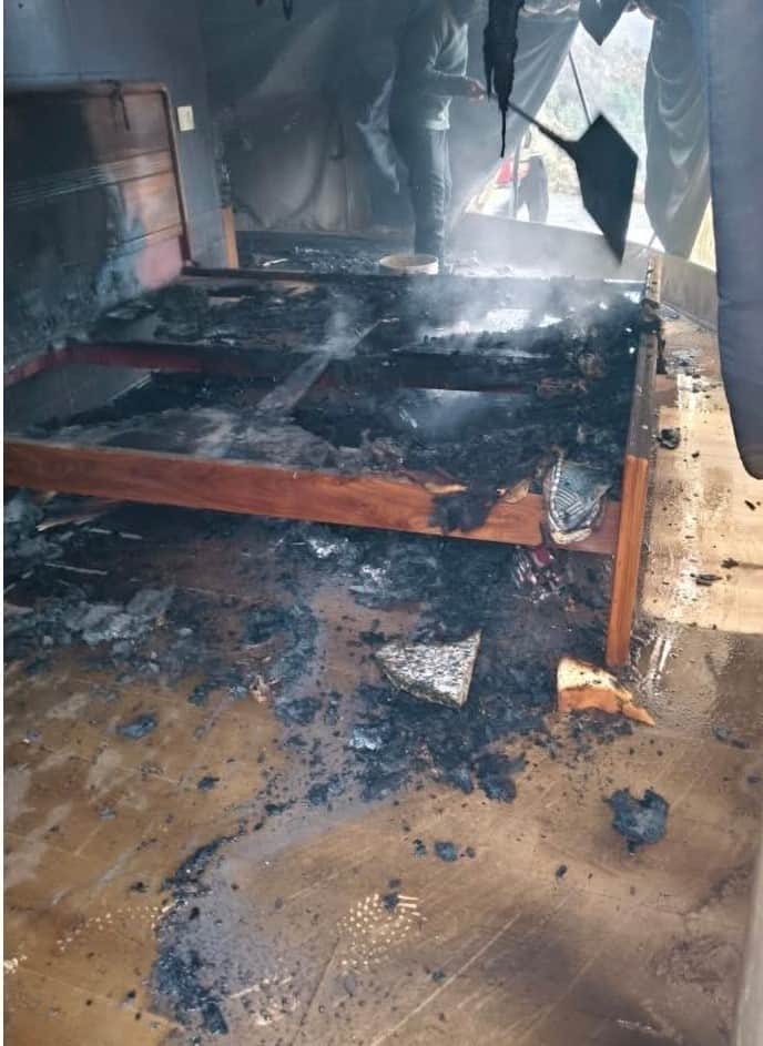 आग में जला इग्लू।