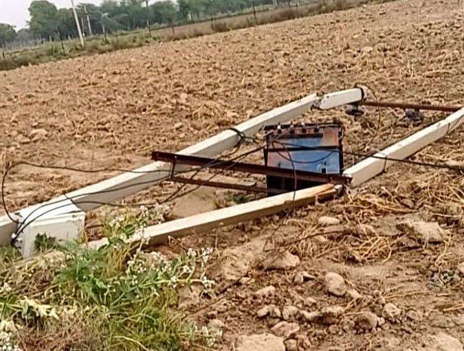 Due to storm and rain, power supply from city to village was disrupted, due to which villagers created ruckus.