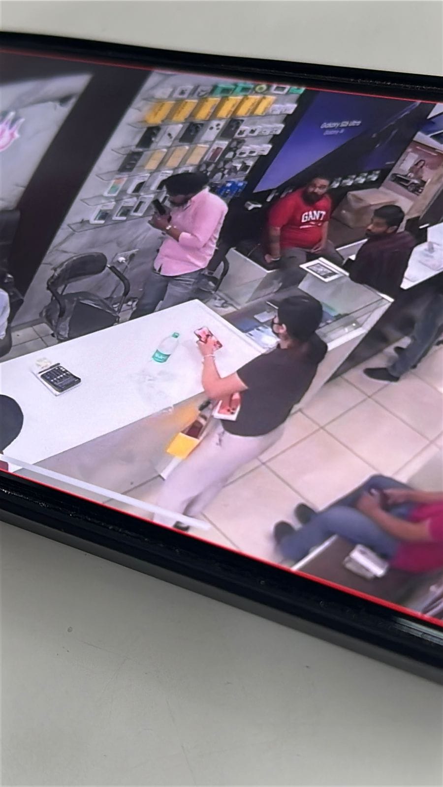 A young woman stole an iPhone worth Rs 1.5 lakh from a shop.