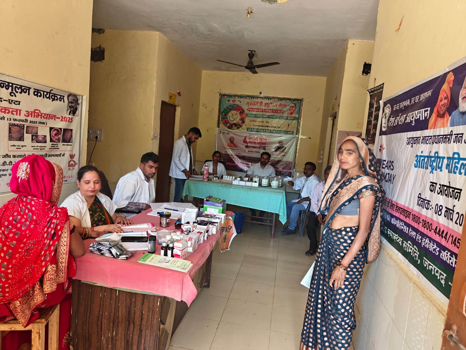 अलीगंज स्थित प्राथमिक स्वास्थ्य केंद्र पर जन आरोग्य मेला में उपचार लेते मरीज। संवाद