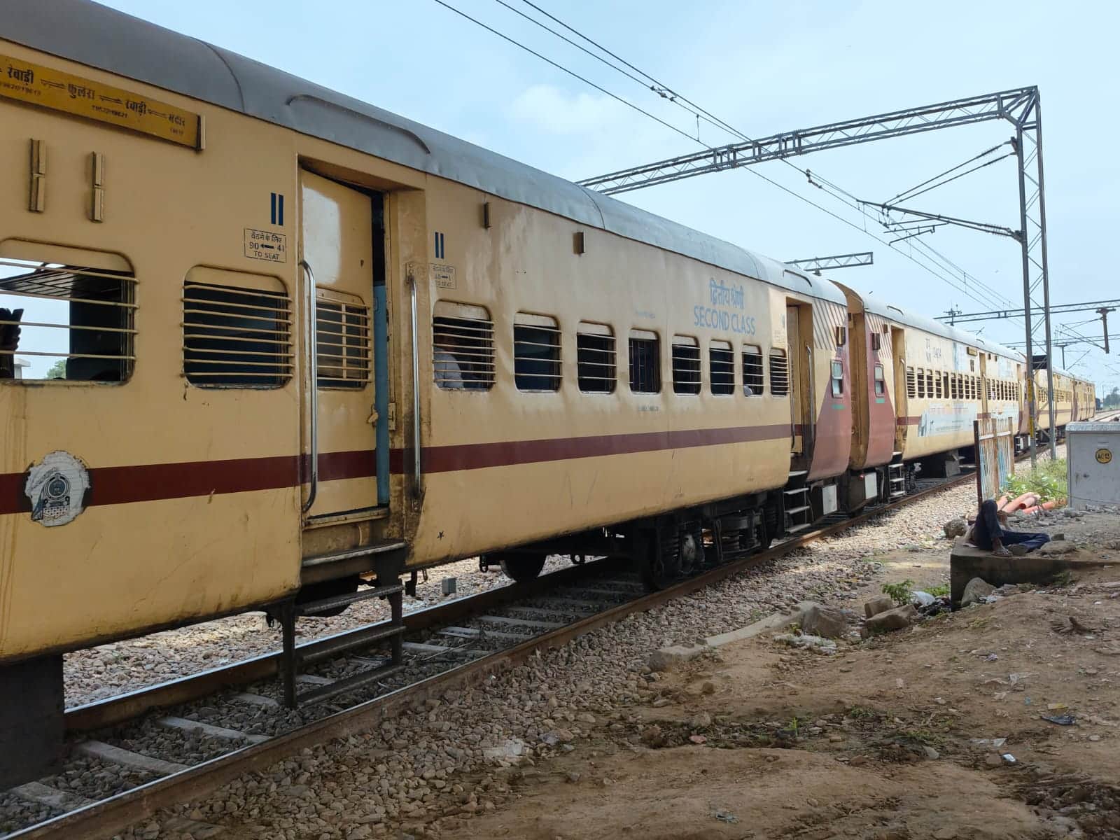 अनाज मंडी रेलवे स्टेशन की तरफ से गुजर रही ट्रेन। संवाद