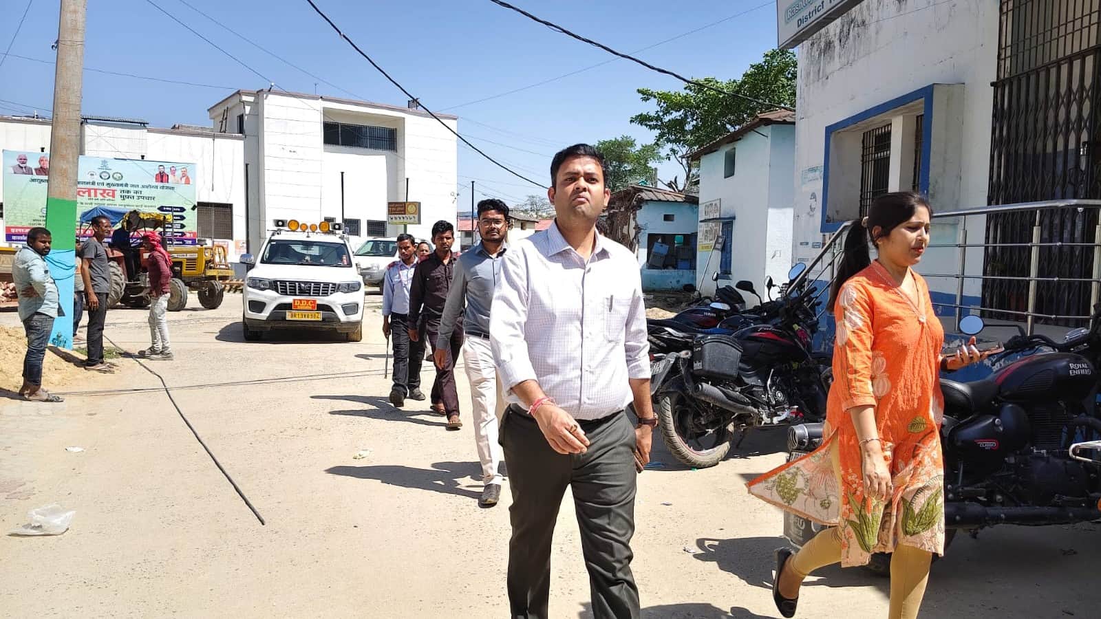 अस्पताल का निरीक्षण करने जाते डीडीसी