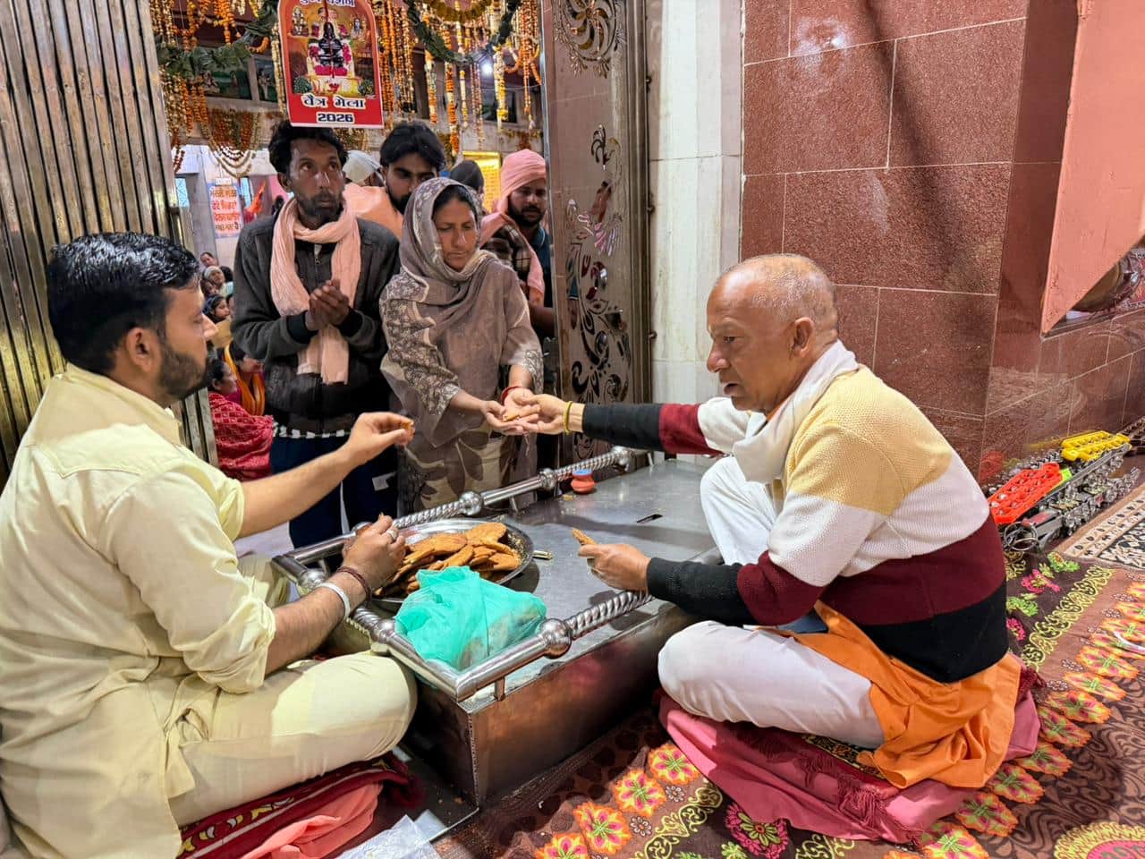 बाबा बालक नाथ मंदिर दियोटसिद्ध में दर्शनों के बाद प्रसाद लेते श्रद्धालु। संवाद