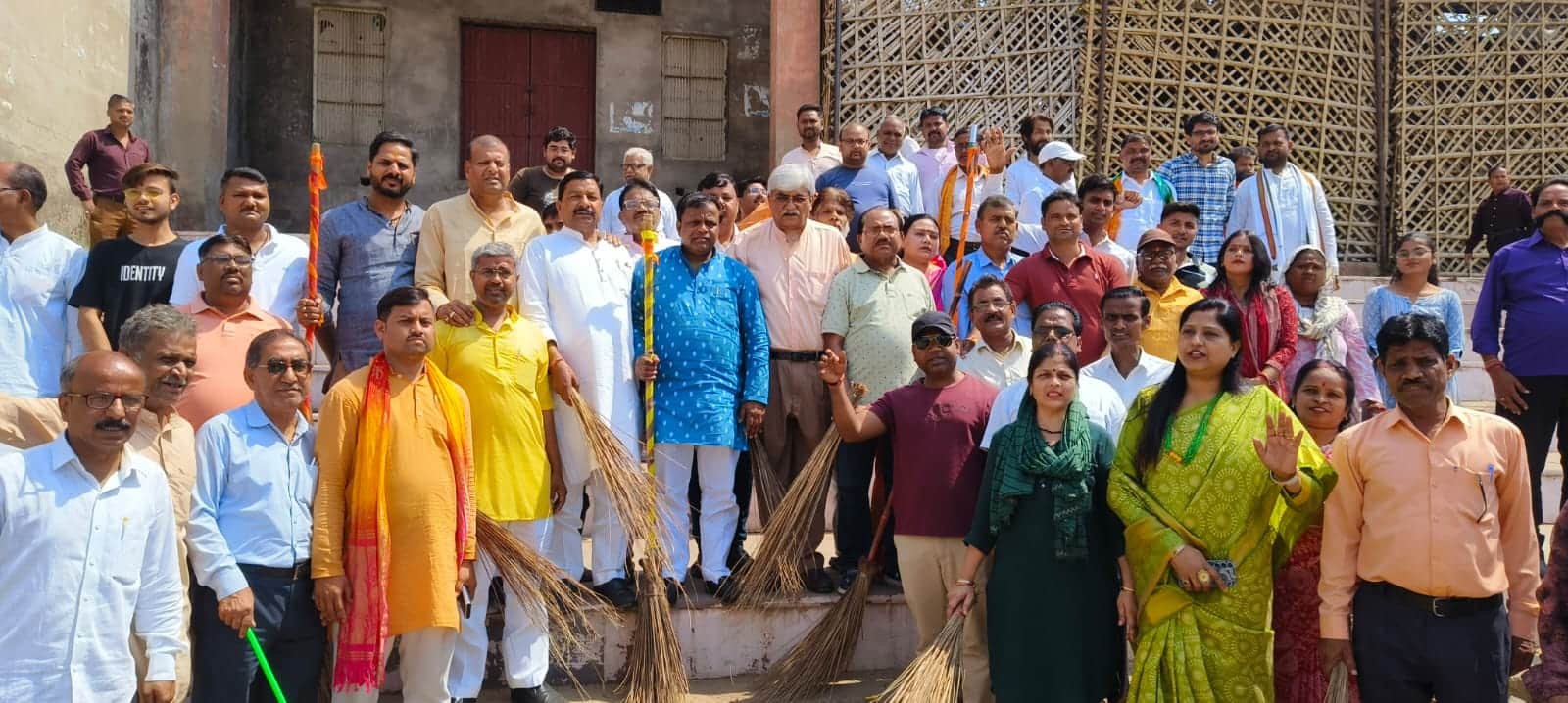 भाजपा के स्थापना दिवस पर स्वच्छता अभियान के तहत झाड़ू लगाते भाजपा महानगर अध्यक्ष डा.सतीश दिवाकर