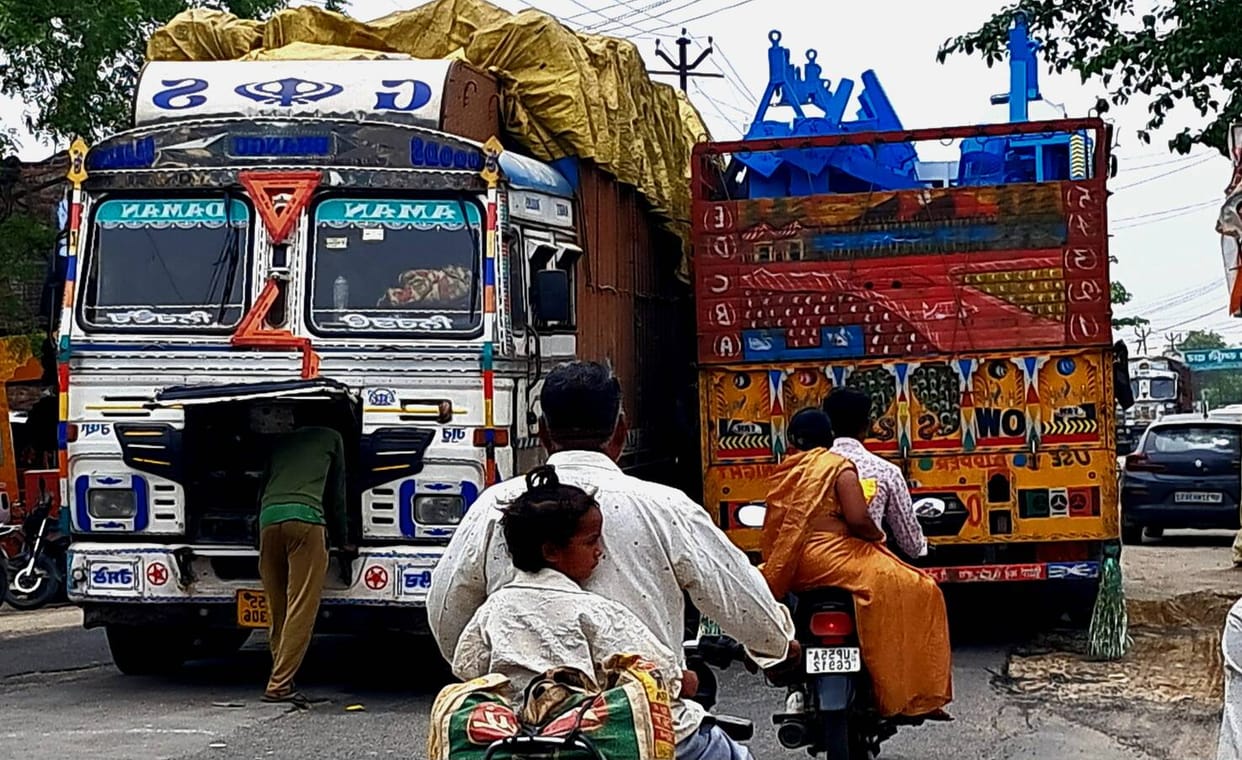 A truck breakdown in the middle of the road at Bhanpur town station caused traffic jam, causing inconvenience to the people.
