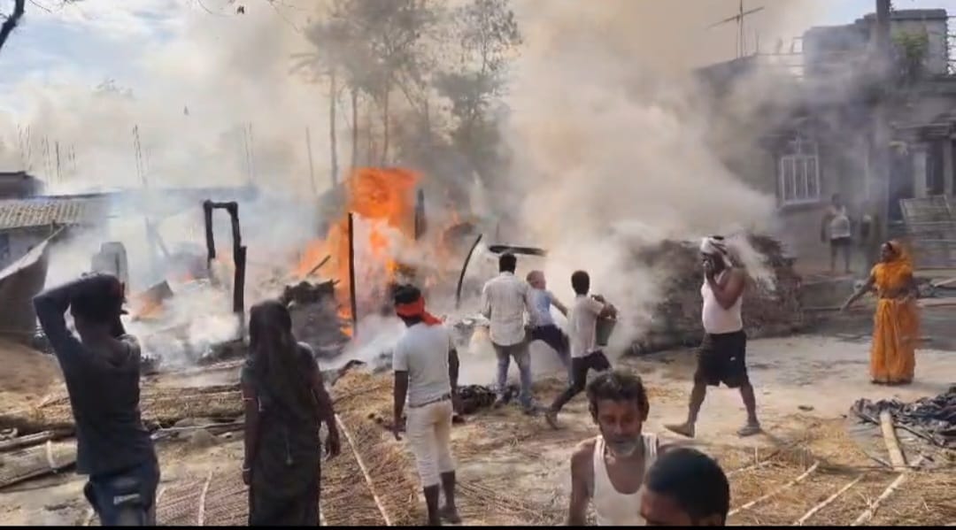 Muzaffarpur Bihar news : fire broke out in village more than dozen house burnt into asses many asset lost