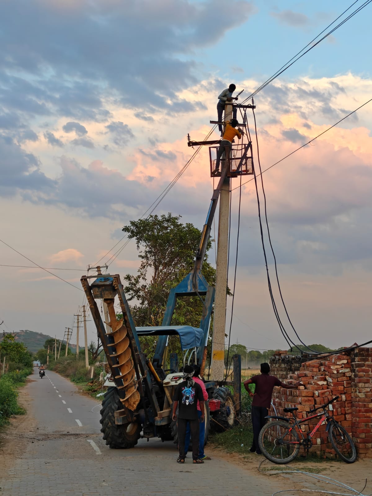 The corporation carried out maintenance work on feeders throughout the day to improve the power supply system.