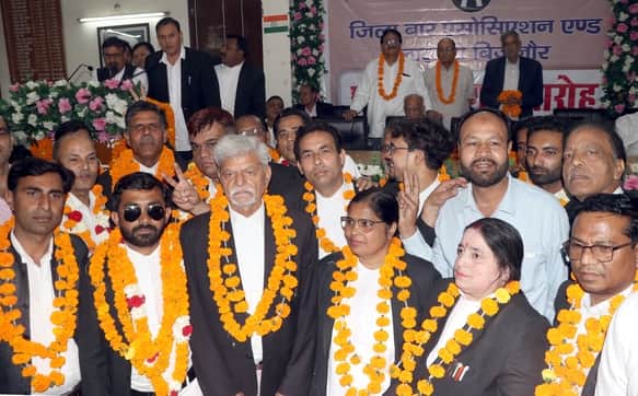 बिजनौर जजी मे शपथ के बाद बार एसोसिएशन के चुने गए पदाधिकारी। संवाद