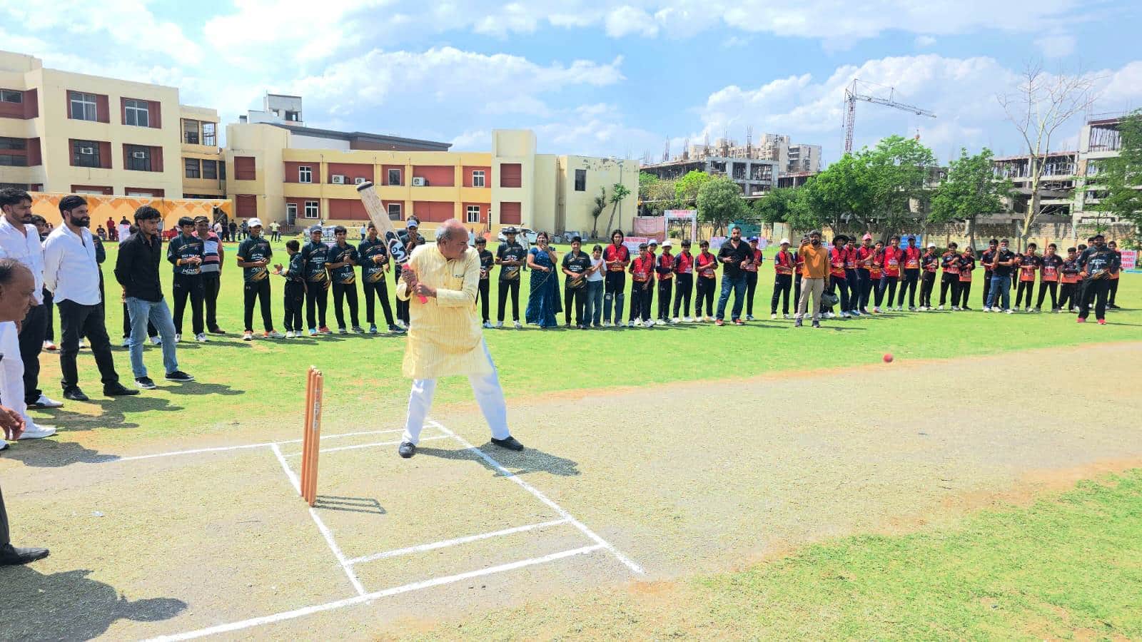 बल्लेबाजी कर शुभारंभ करते विधायक लक्ष्मण सिंह यादव। स्रोत : प्रवक्ता