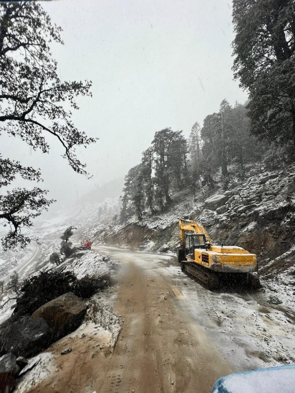 बनी भद्रवाह मार्ग पर ताजा बर्फबारी