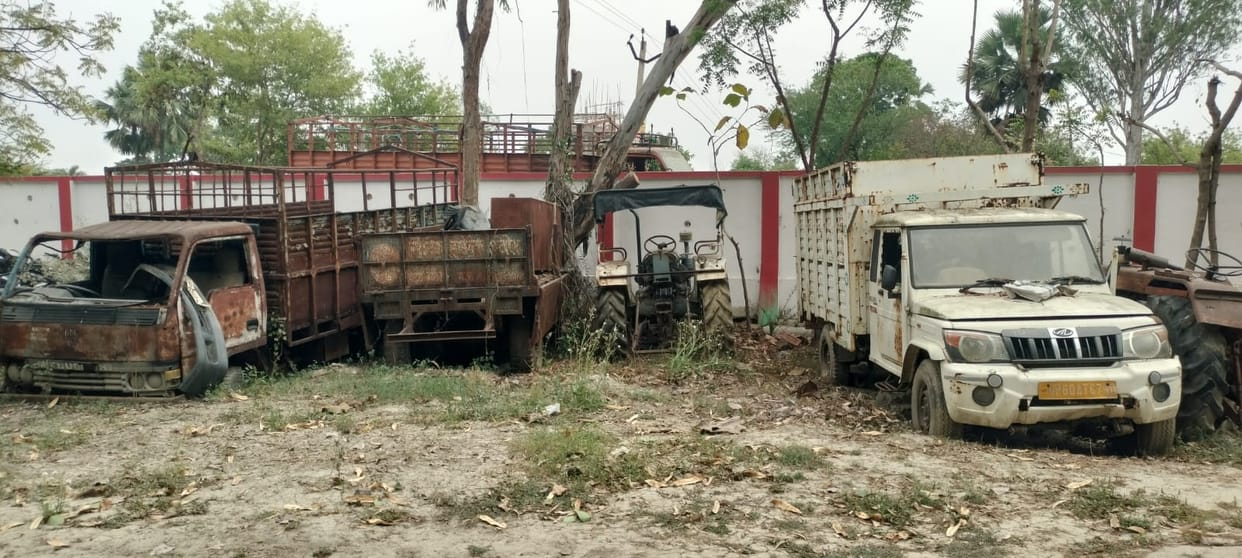 Junk parking at the law checkpoint, vehicles rusting in police stations