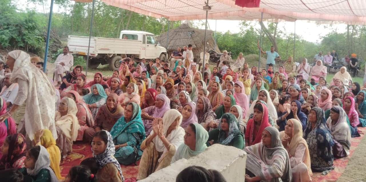 बसोट में कथा के सातवें दिन कथा श्रवण करते हुए श्रद्धालु स्रोत:,संवाद