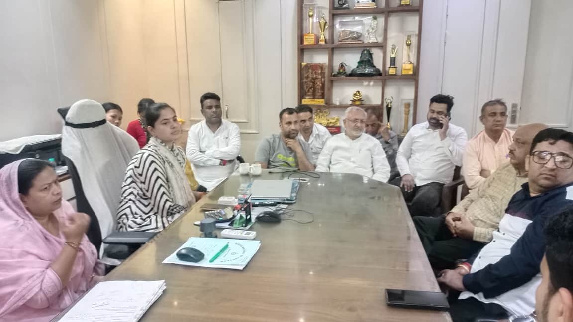 बैठक में पार्षदों के साथ चर्चा करते मेयर कोमल सैनी। संवाद