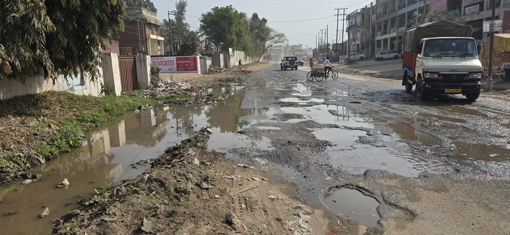 Baddi-Barotiwala road in bad shape, potholes testing drivers