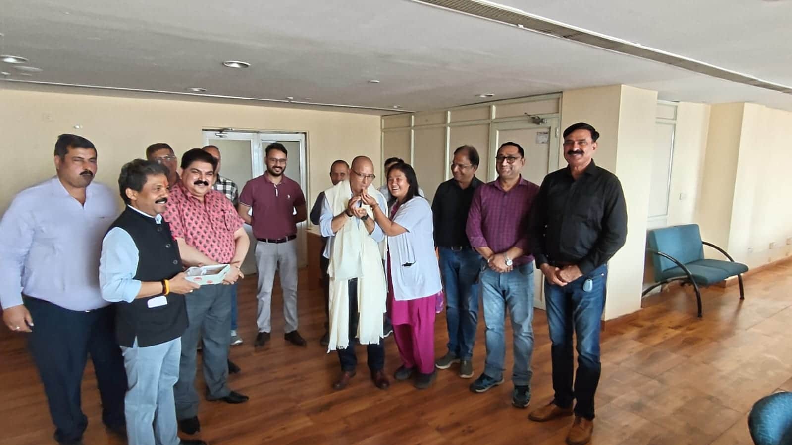 बद्दी के उद्योगपति   सहायक निदेशक के पद पर तैनात होने पर उनका स्वागत करते हुए- स्रोत- उद्योगपति