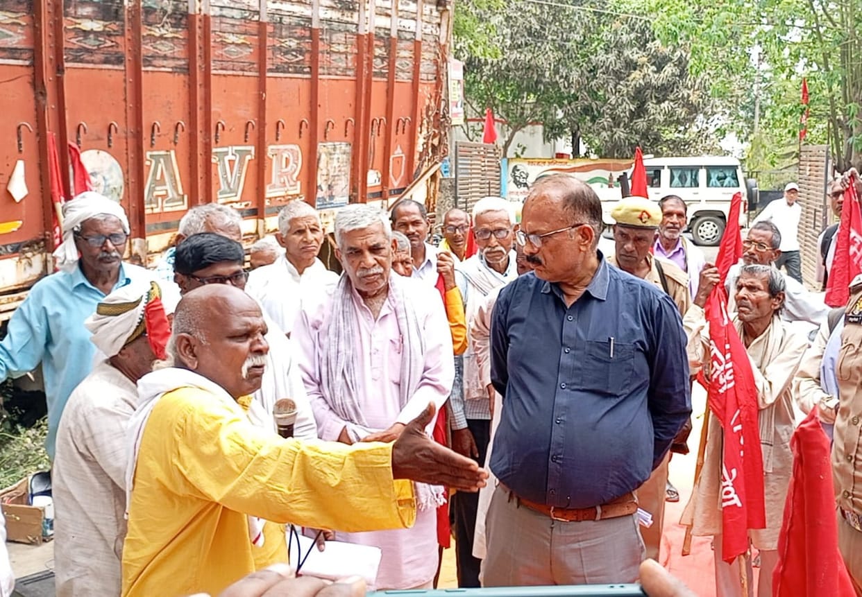 Kisan Sabha reiterated its demands by protesting and warned of agitation.
