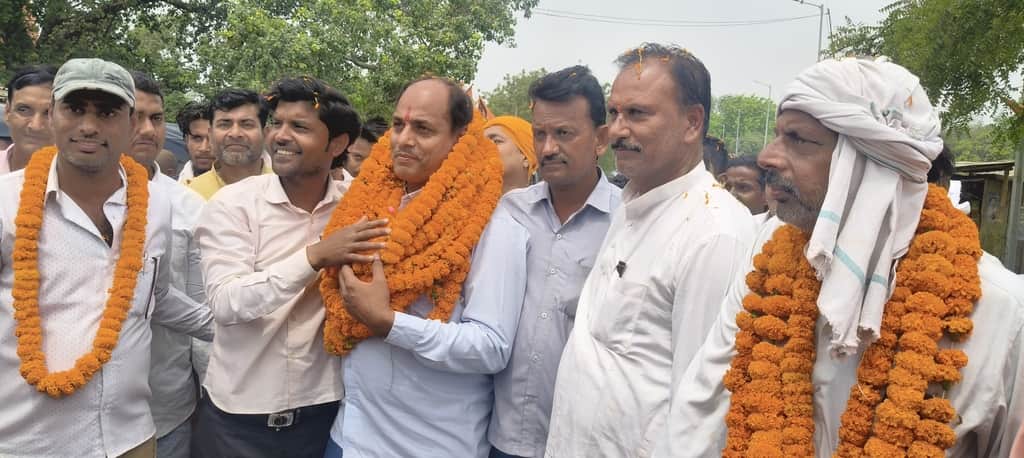 डिप्टी जेलर बनने पर गांव की प्रथम आगमन पर प्रमोद यादव का स्वावत करते लोग।स्रोत-सोशल मीडिया