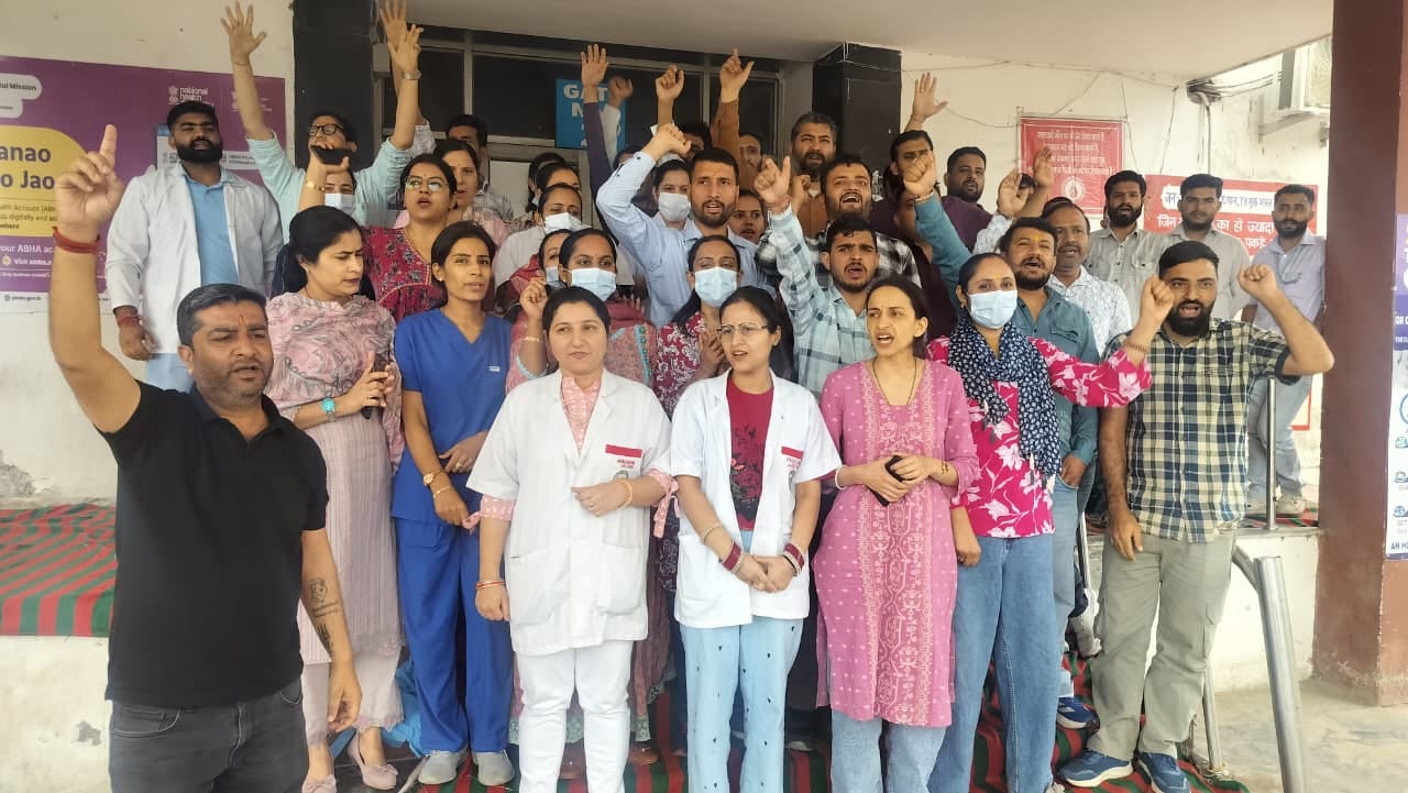 ढाई दिन के वेतन में की गई कटौती के विरोध में जारी हड़ताल के दौरान जीएमसी कठुआ में नारेबाजी करते