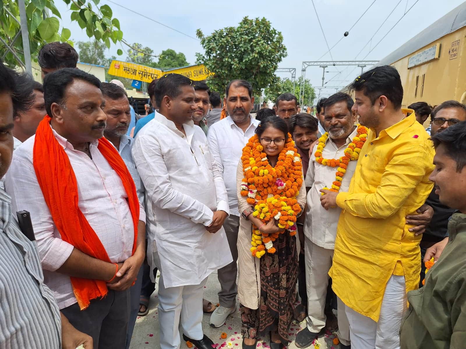 फोटो 04 एचएएमपी 26- निधि साहू का स्वागत करते कस्बावासी ।   संवाद