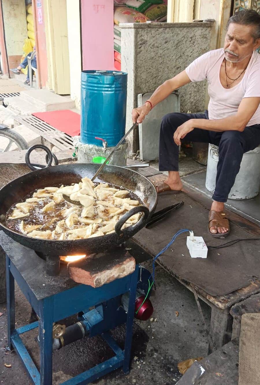 फोटो-06- डीजल भट्टी पर समोसे बनाता कारीगर। संवाद