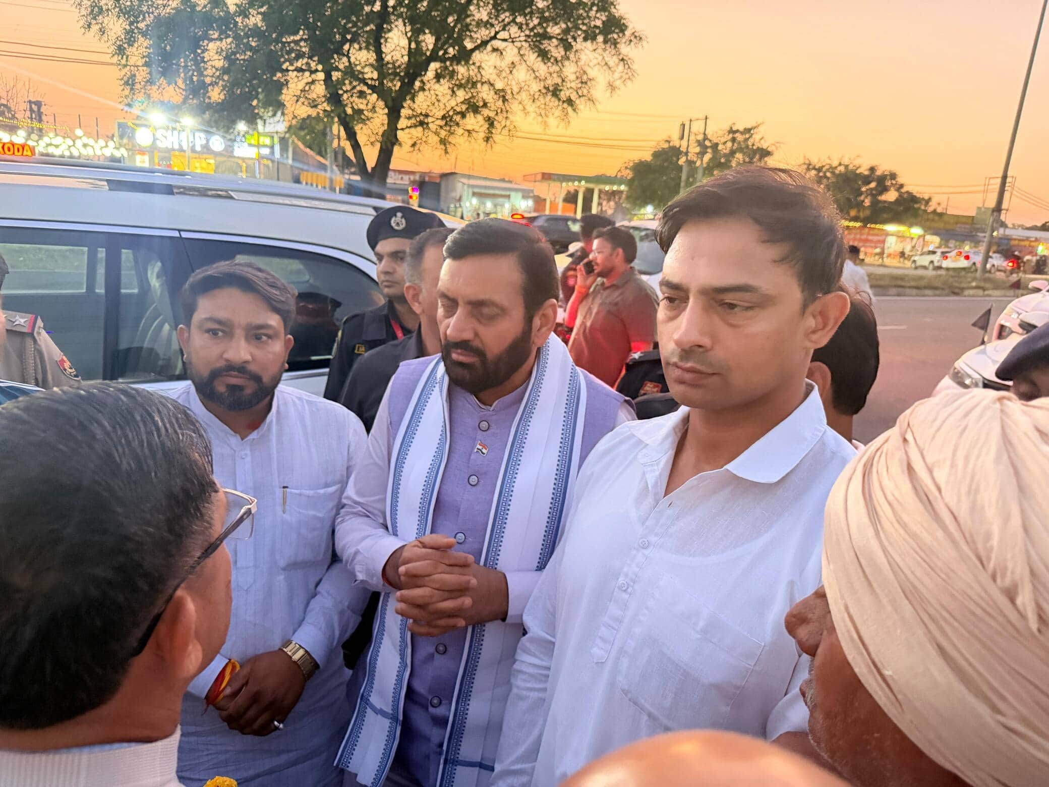 फोटो 100: संजीव सैनी से मुलाकात करते मुख्यमंत्री नायब सिंह सैनी। स्रोत स्वयं