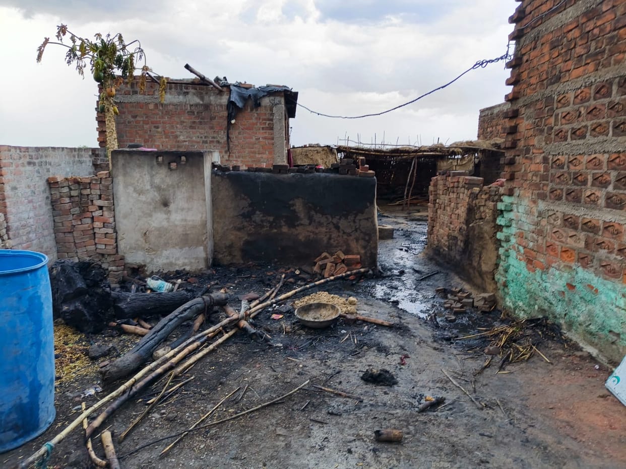 A fire broke out due to a spark from the stove, burning the household goods of four houses.
