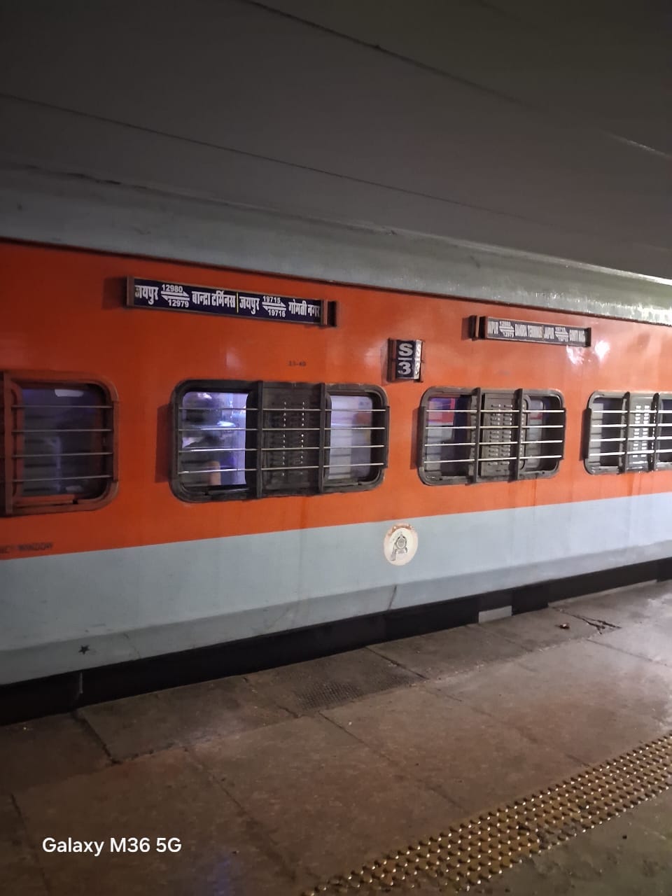 Kalindi and Jaipur Express stranded due to falling trees, passengers troubled