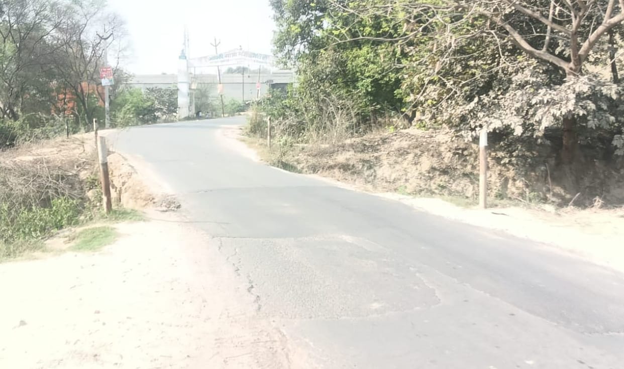 Narrow bridges on wide roads have become the cause of accidents.