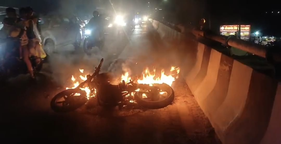 A moving bike caught fire on NH-44