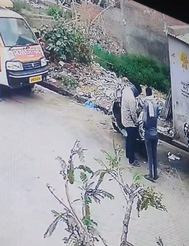 Two lakh rupees stolen from the scooty's trunk