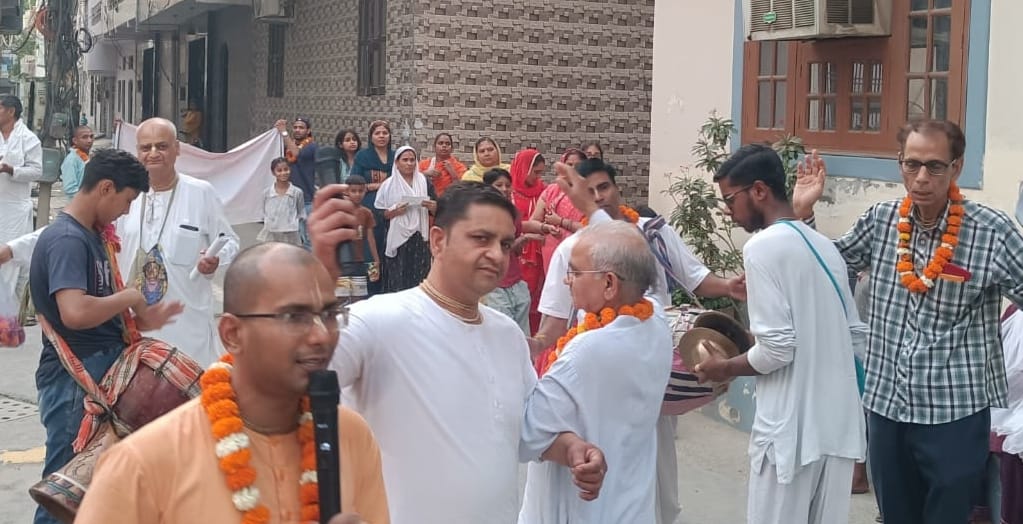 A Nagar Sankirtan was carried out with devotion and enthusiasm.