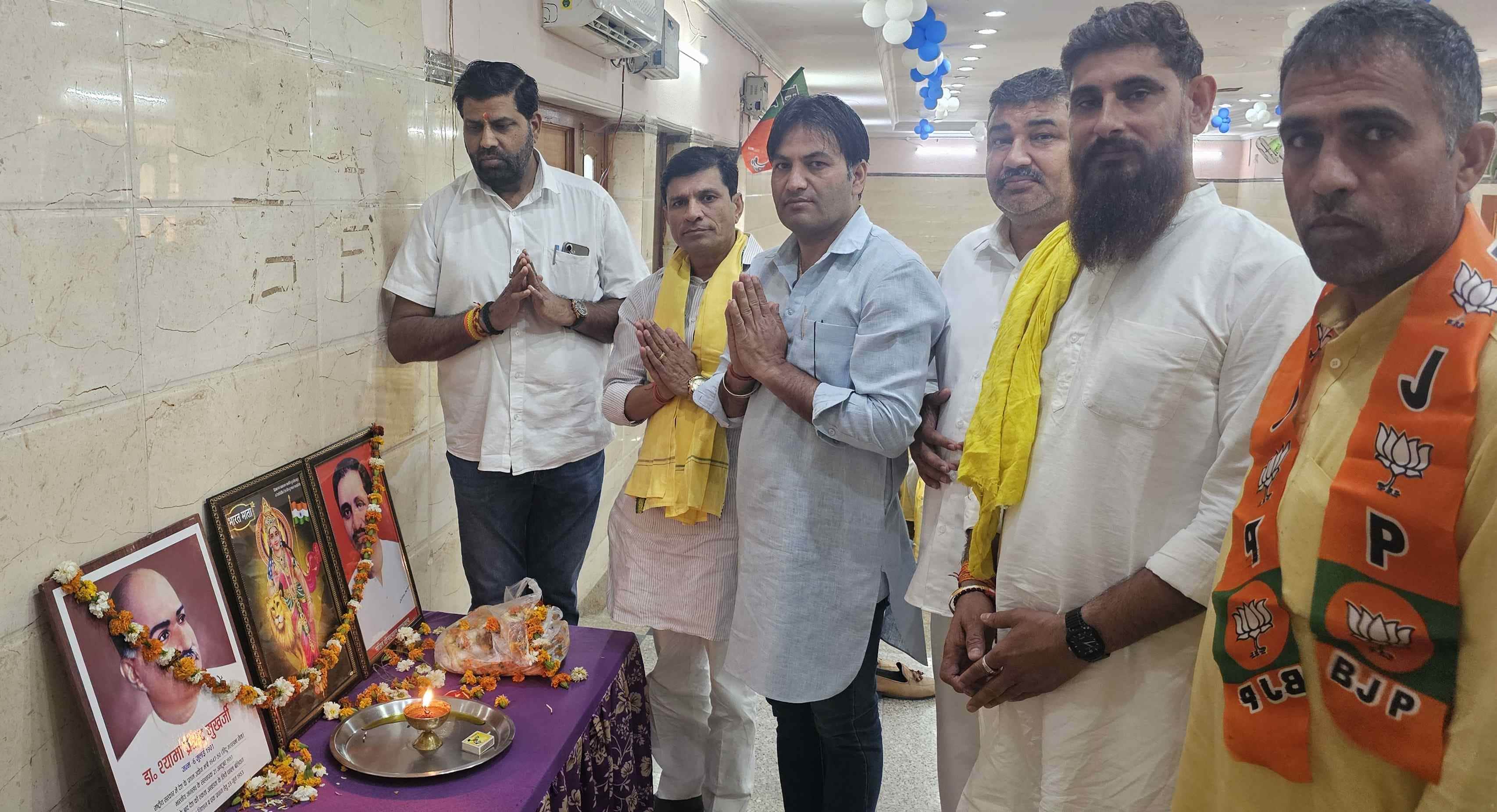 -फोटो 53 : कार्यक्रम में पंडित दीनदयाल उपाध्याय को नमन करते भाजपा नेता दिनेश कौशिक व अन्य। स्रो