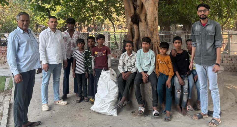 फोटो 99: पार्क में खेल रहे बच्चों के साथ चलाया स्वच्छता अभियान। स्रोत समिति