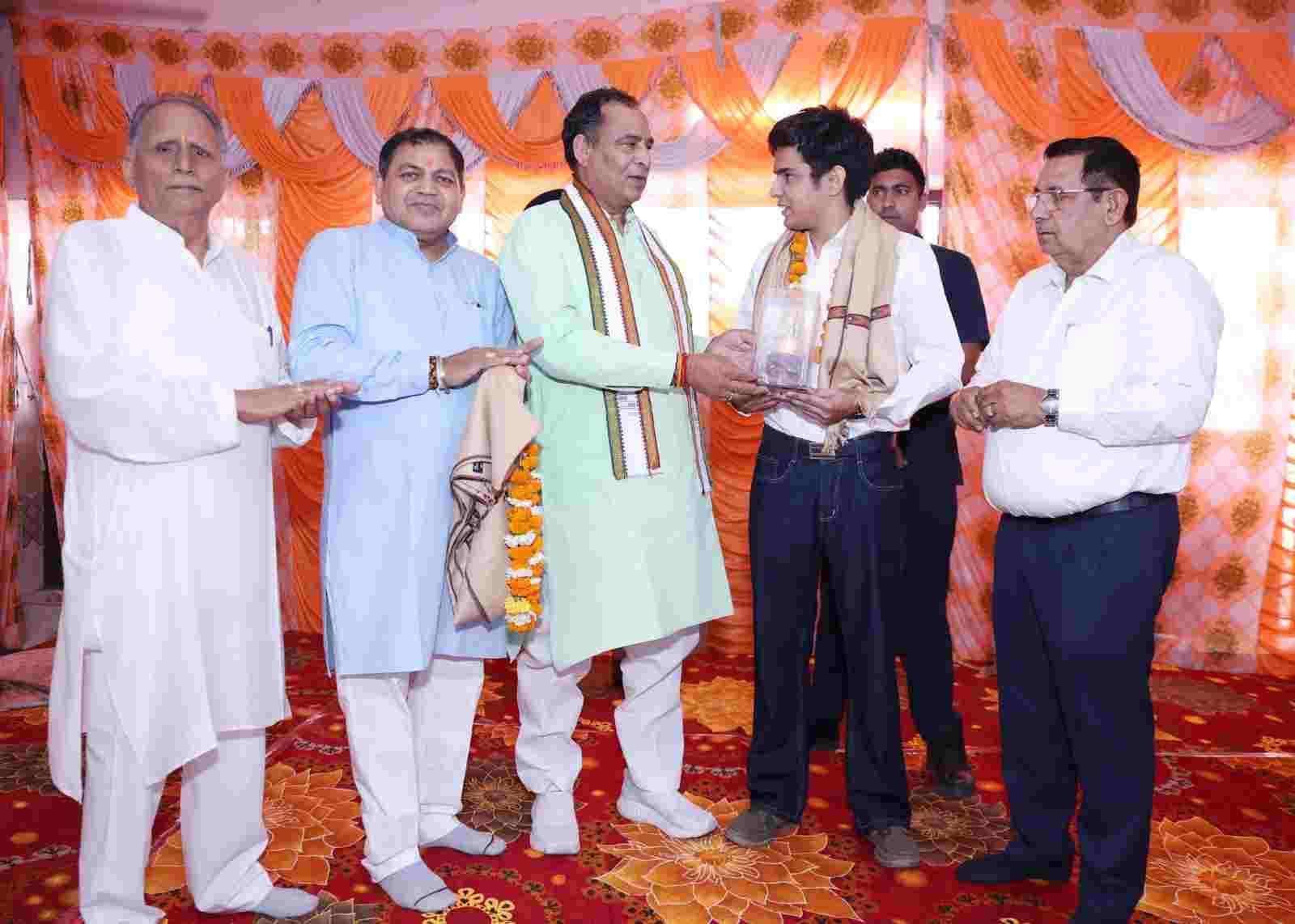 फोटो : सोनीपत के ब्राह्मण भवन में आयोजित समारोह के दौरान प्रतिभावान युवा को सम्मानित करते भाजपा