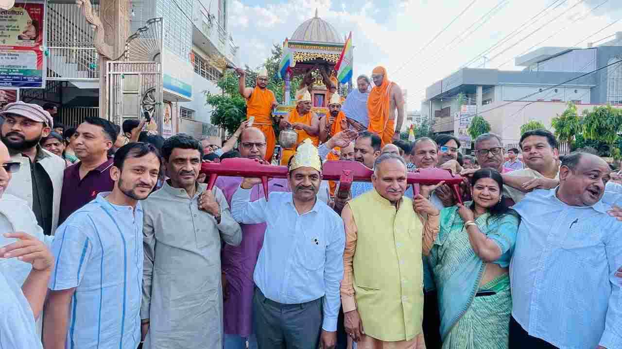 फोटो : सोनीपत के गुड़ मंडी क्षेत्र में भगवान महावीर जयंती के अवसर पर शोभायात्रा के दौरान भगवान 