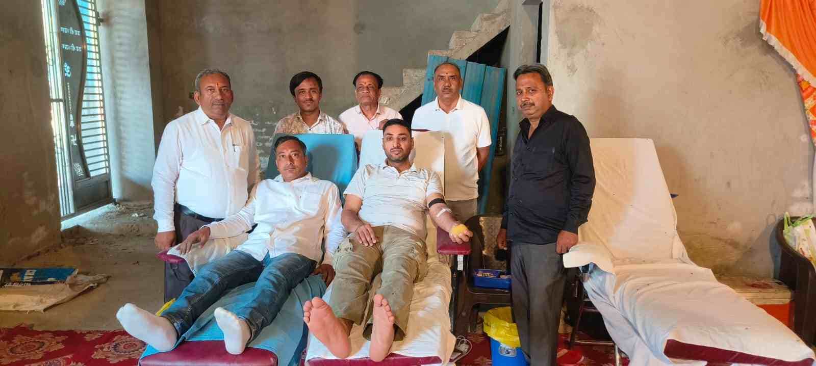 फोटो : सोनीपत के खाटू श्याम मंदिर में शिविर के दौरान रक्तदाताओं के साथ आयोजक। स्रोत: फाउंडेशन