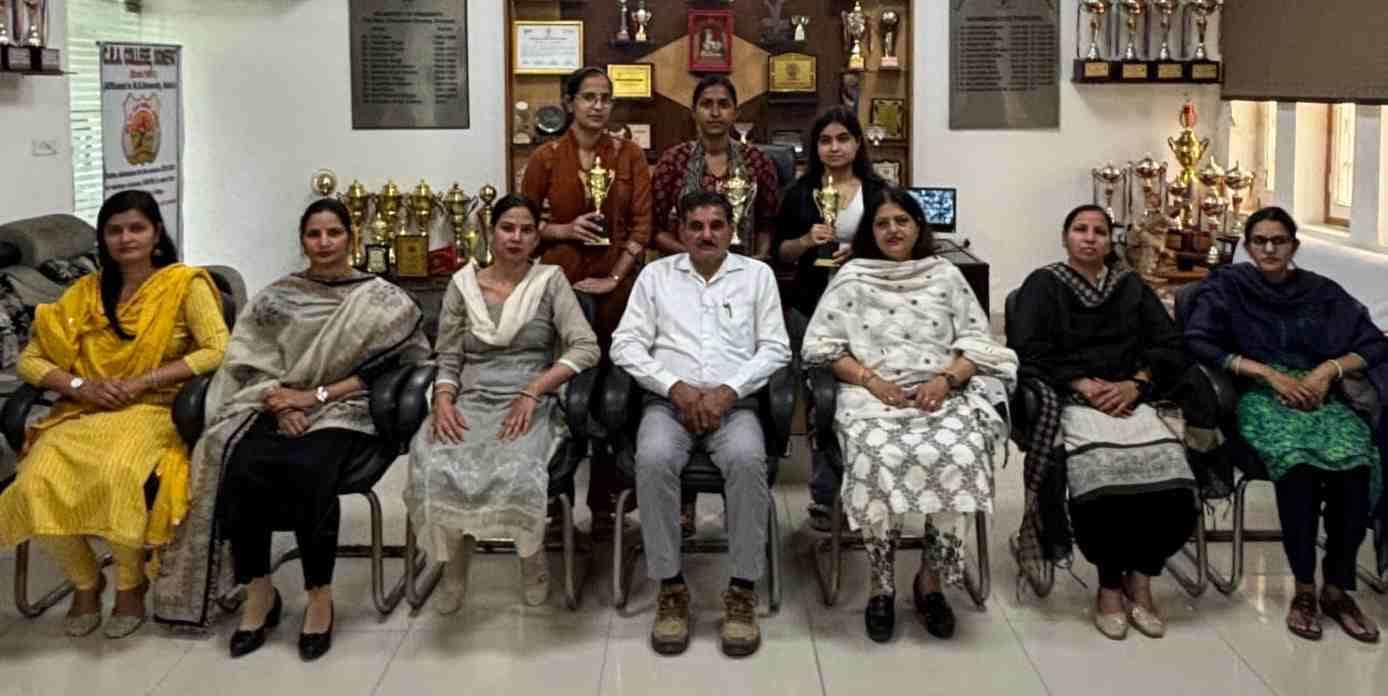 फोटो : सोनीपत के सीआरए कॉलेज में मेधावी छात्राओं के साथ प्राचार्य जेएस फोर व प्राध्यापिकाएं। स
