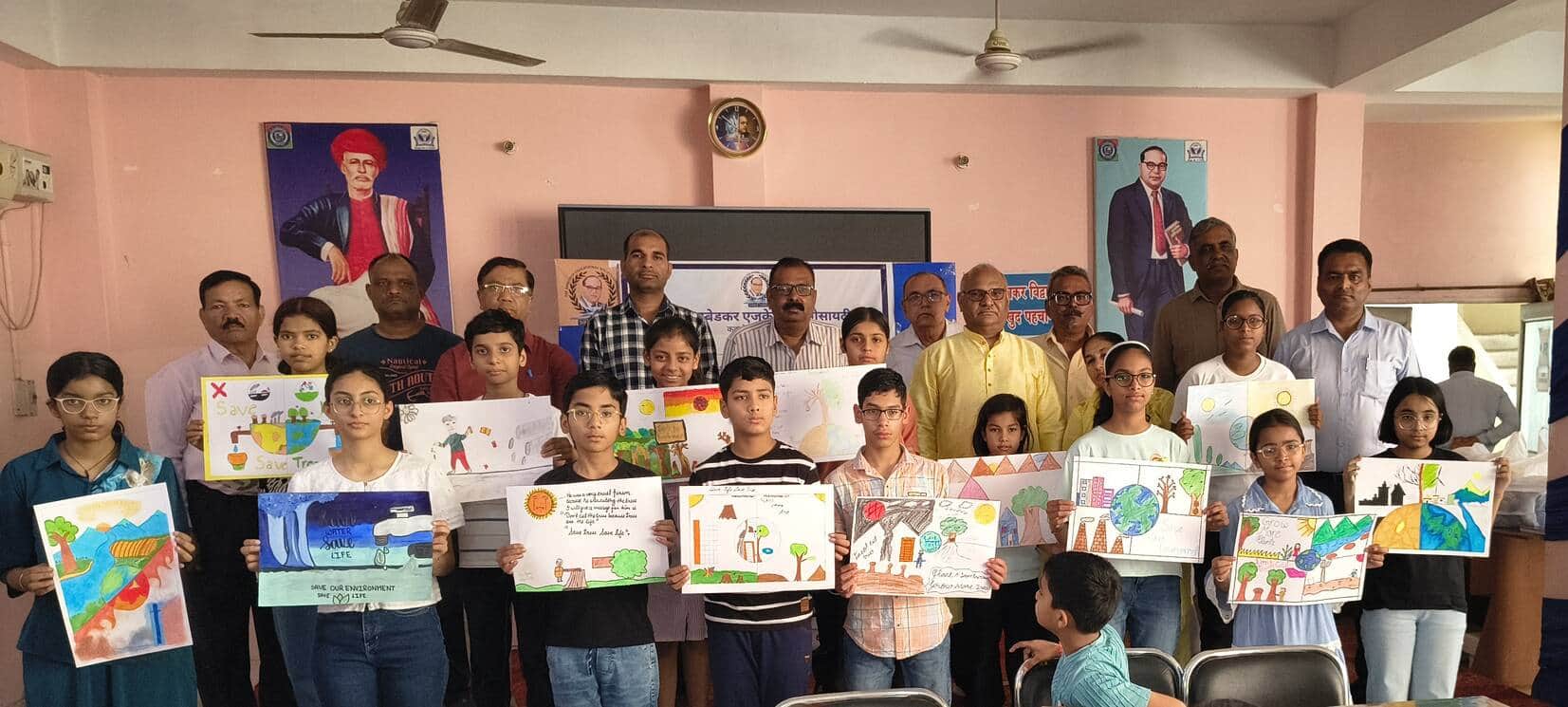 फोटो : सोनीपत में ककरोई रोड पर आयोजित चित्रकला प्रतियोगिता के प्रतिभागी विद्यार्थियों के साथ द