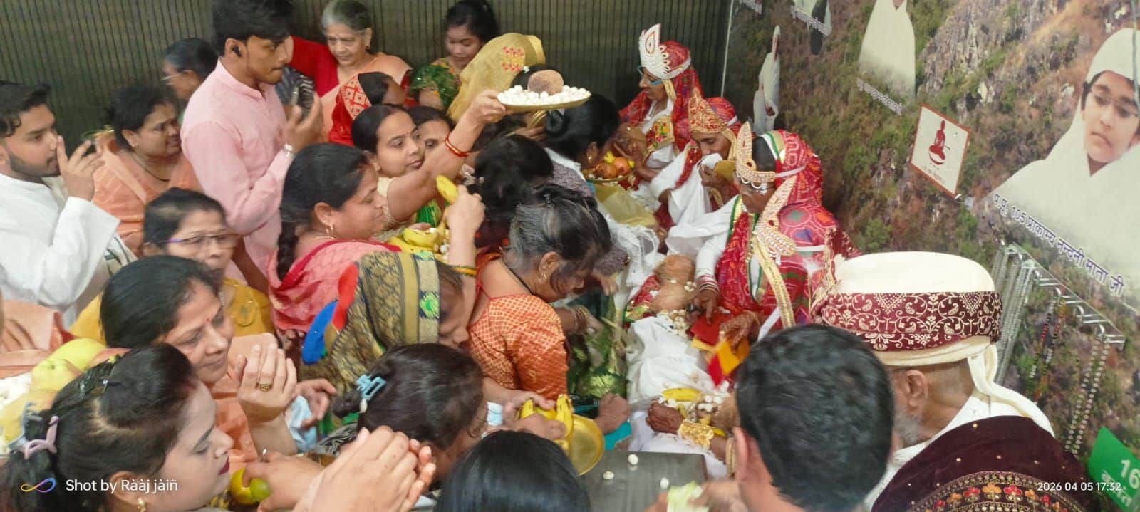 फोटो दीक्षार्थियों की गोद भराई करते श्रद्धालु। स्रोत: मंदिर कमेटी।