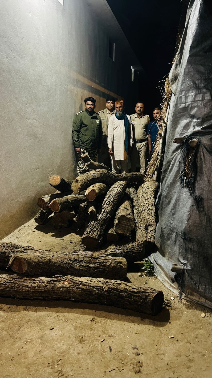 Khair wood recovered in Ambota, FIR registered against the accused