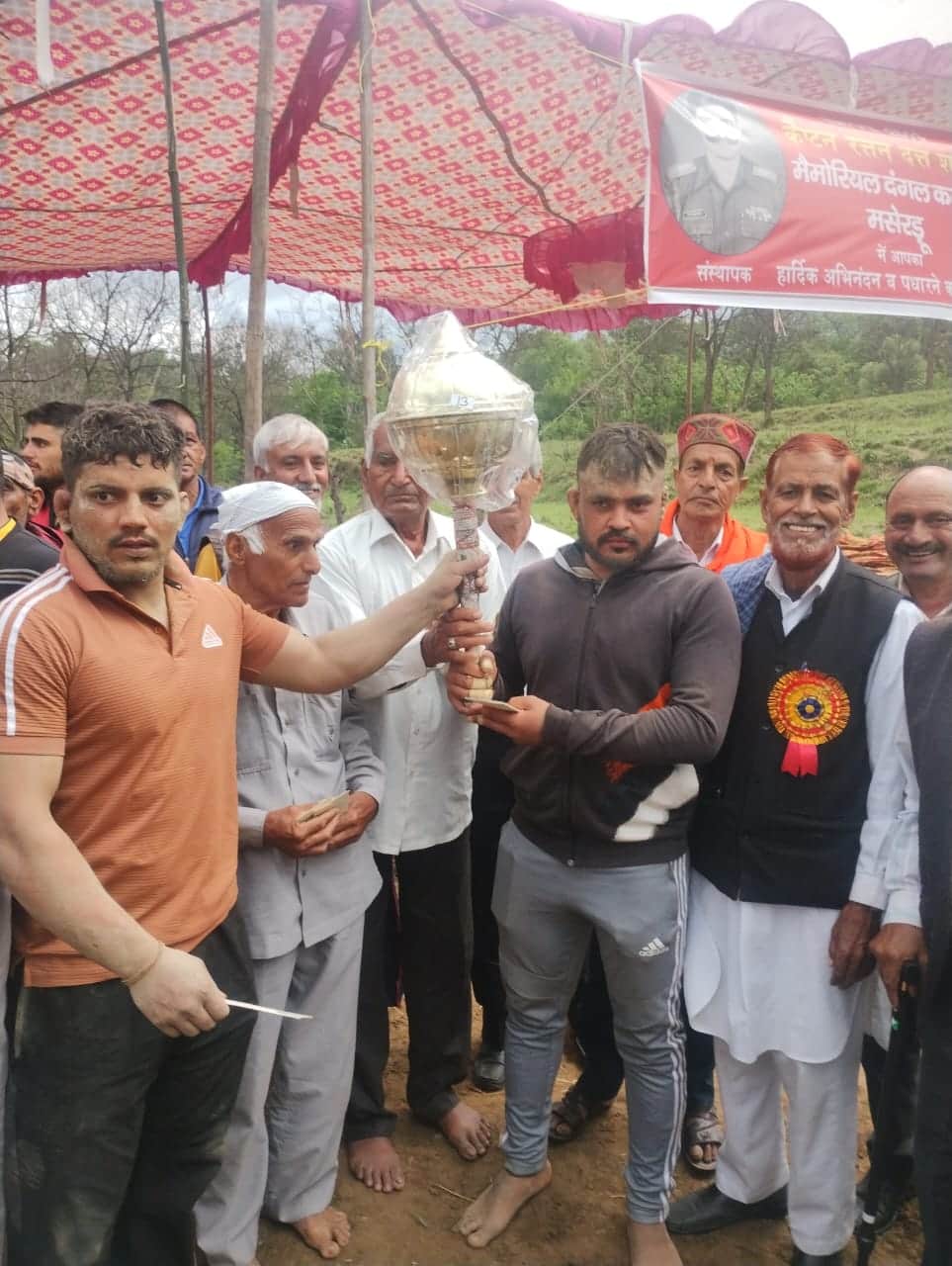 ग्राम पंचायत साहन्वीं के मसेरड़ू में आयोजित दंगल में छोटी माली के विजेताओं को सम्मानित करते हुए