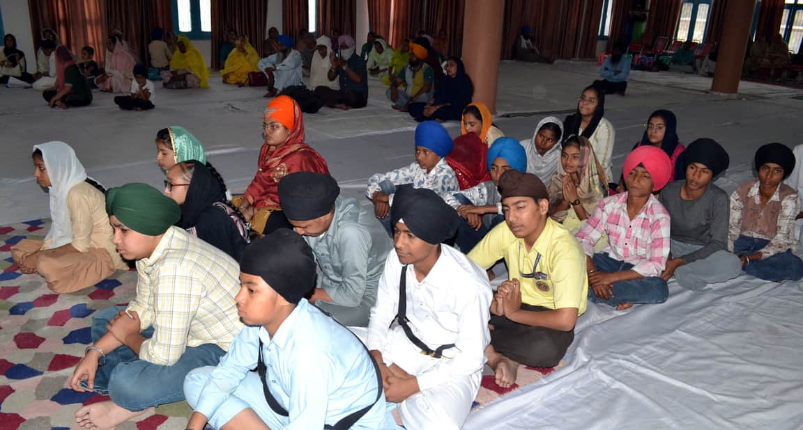 गुरुद्वारा डेरा कार सेवा में आयोजित जपुजी साहिब पाठ प्रतियोगिता में उपस्थित प्रतिभागी। संवाद