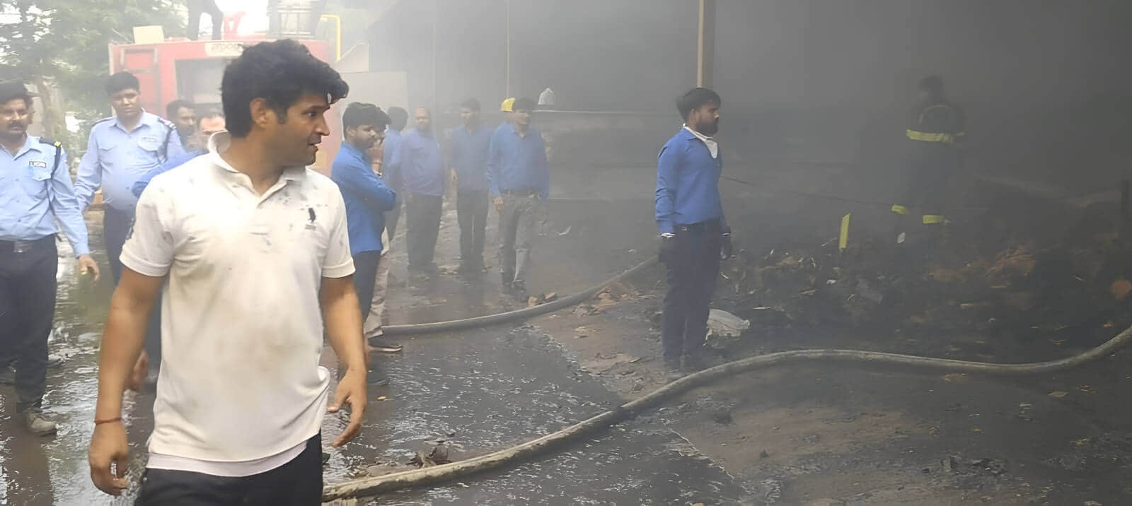 गत्ता स्क्रैप के गोदाम में आग बुझाते कर्मचारी। संवाद