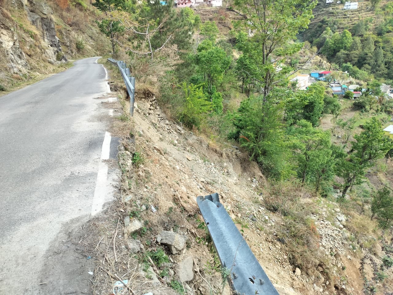 घनसाली मांदरा गांव के ऊपर क्षतिग्रस्त सड़क की सुरक्षा दीवार आवासीय घरों के लिए बनी है खतरा। संव