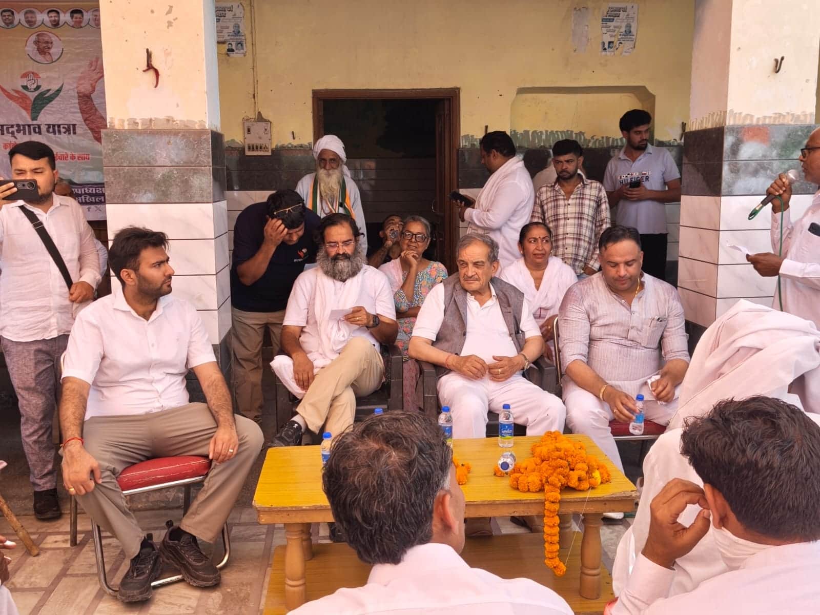 घरौंडा कार्यक्रम में उपस्थित पूर्व सांसद बृजेंद्र सिंह और अन्य। स्वयं