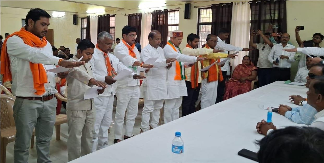 SDM administered oath to nine nominated councilors of three Nagar Panchayats.