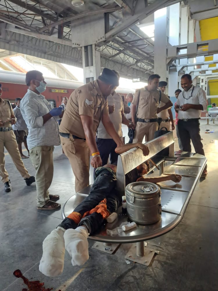Bihar Accident: चलती ट्रेन से उतरना पड़ा भारी, युवक के कटे दोनों पैर; घर पहुंचने की जल्दबाजी बनी हादसे की वजह