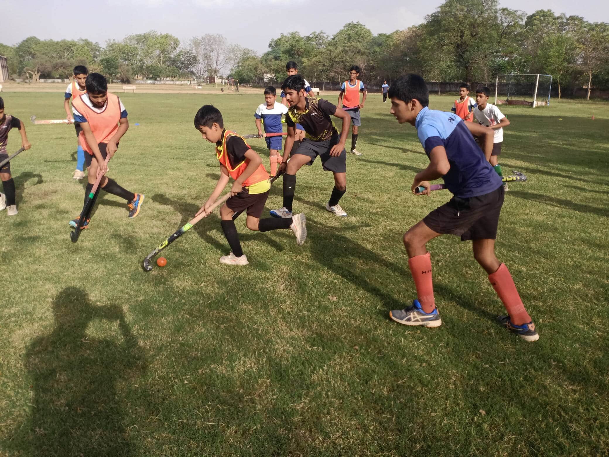 हॉकी नर्सरी के लिए ट्रायल में भाग लेते खिलाड़ी। स्रोत : कोच