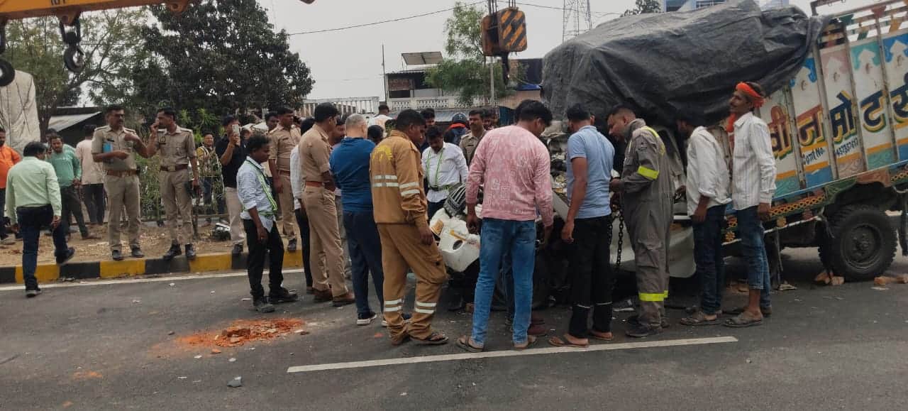 हर्रैया थाना क्षेत्र के ग्राम भदावल के टैंकर और पिकअप की टक्कर के बाद जुटी भीड़-संवाद